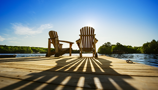 Liegestühle am See – Deutsche Assistance 